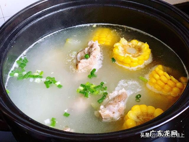 煲汤的时候,营养全在汤里,不在肉里,是真的吗?