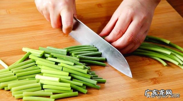 家常八爪鱼炒蒜苗 蒜薹炒八爪鱼的做法