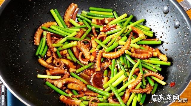 家常八爪鱼炒蒜苗 蒜薹炒八爪鱼的做法
