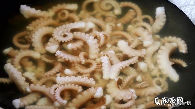 家常八爪鱼炒蒜苗 蒜薹炒八爪鱼的做法