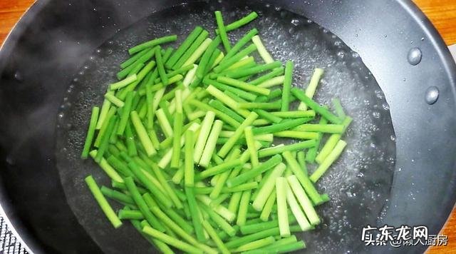 家常八爪鱼炒蒜苗 蒜薹炒八爪鱼的做法