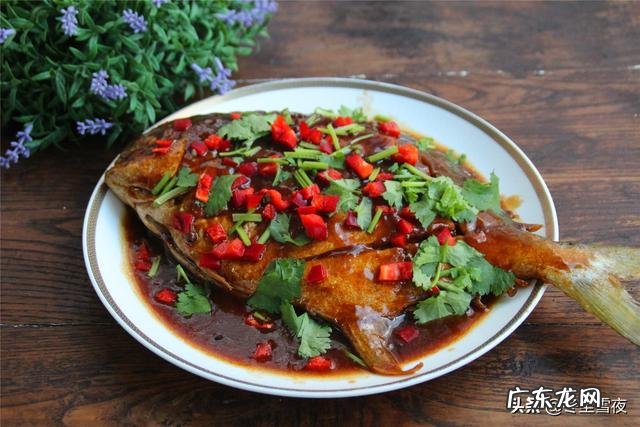 金鲳鱼怎么煎炒好吃 怎样做红烧金鲳鱼好吃