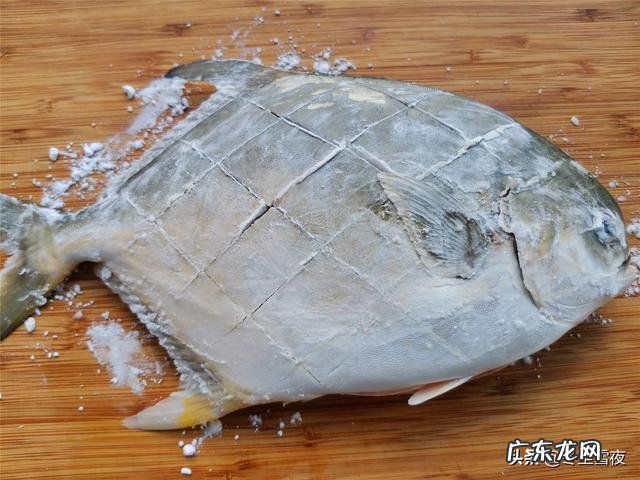 金鲳鱼怎么煎炒好吃 怎样做红烧金鲳鱼好吃