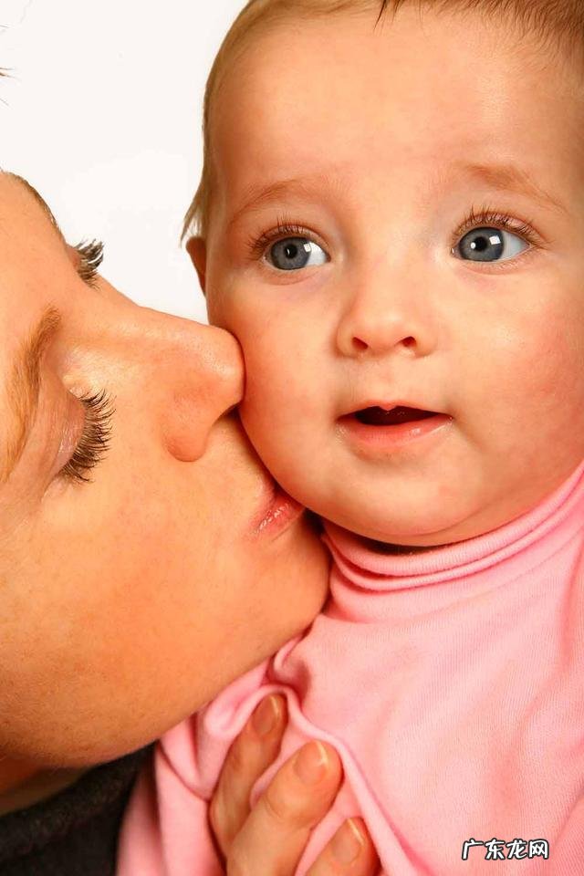 新生儿喝完奶老是打嗝怎么办？