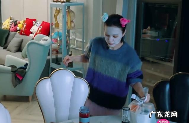 一边吃麻辣烫,一边用天价护肤品,吴昕的日常生活真实得可怕