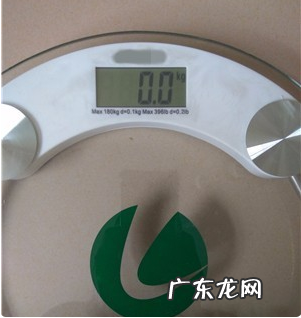 人体秤的电池怎么拆卸求图?