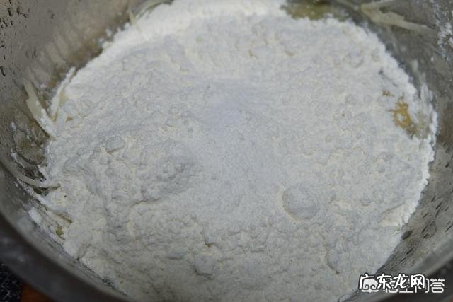 土豆丝饼怎么做好吃?用不用加鸡蛋和面粉?