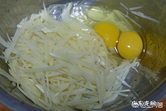 土豆丝饼怎么做好吃?用不用加鸡蛋和面粉?