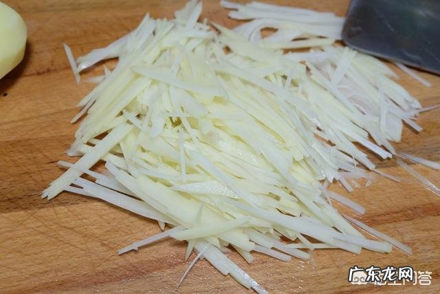 土豆丝饼怎么做好吃?用不用加鸡蛋和面粉?