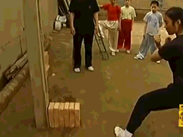 练过武术的矮瘦子能打得赢没练过的壮汉吗?