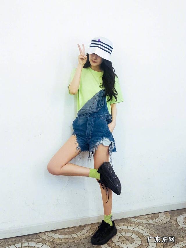 黑丝袜过时了,今年流行郑爽的“初恋袜”,遮肉百搭能瘦腿