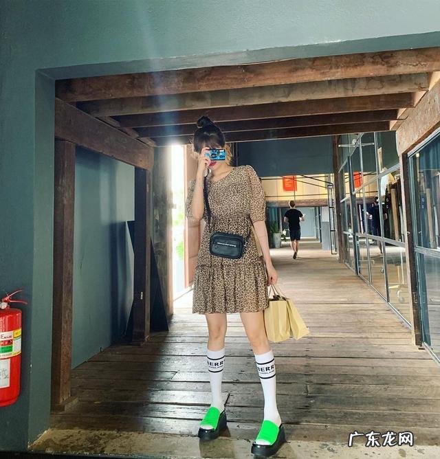 黑丝袜过时了,今年流行郑爽的“初恋袜”,遮肉百搭能瘦腿