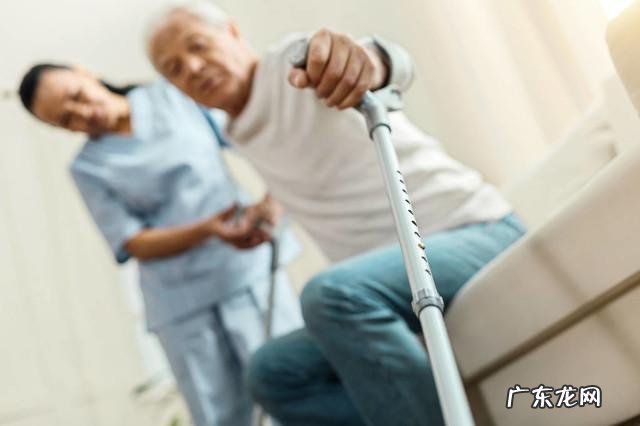 老了,不能自理了,儿女靠不住,养老院又不敢去,怎么办?