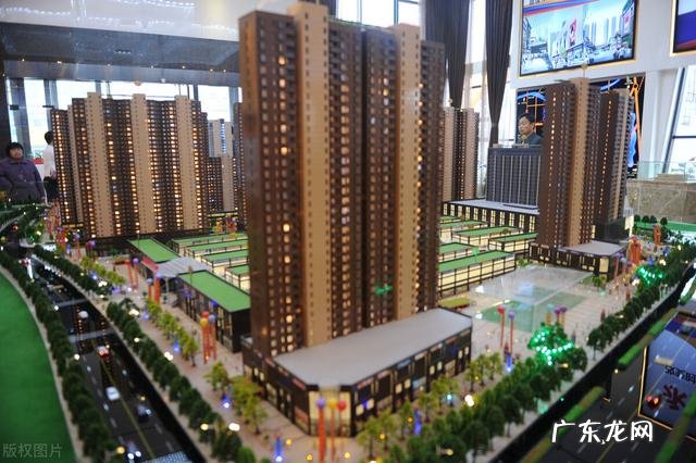 老婆跳广场舞,和老男人搂在一起,上去就是一脚我错了吗