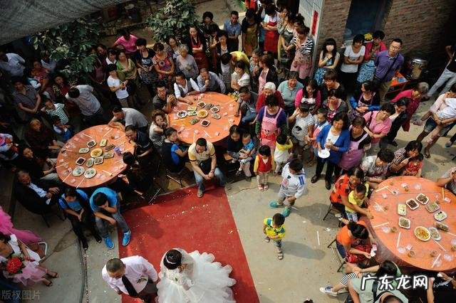 老婆跳广场舞,和老男人搂在一起,上去就是一脚我错了吗