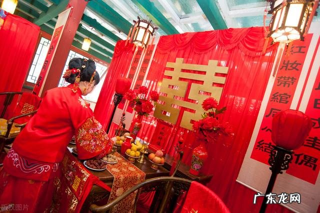 老婆跳广场舞,和老男人搂在一起,上去就是一脚我错了吗