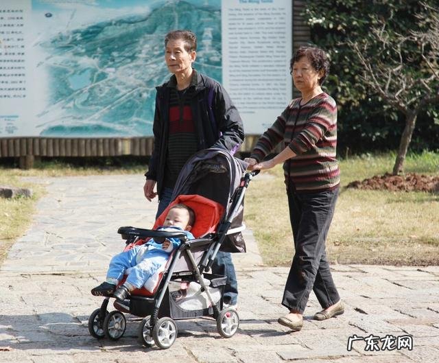 老婆跳广场舞,和老男人搂在一起,上去就是一脚我错了吗