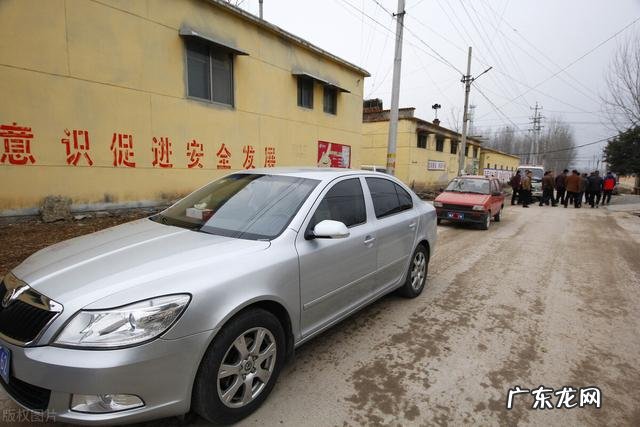 老婆跳广场舞,和老男人搂在一起,上去就是一脚我错了吗