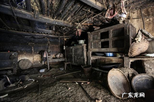 老婆跳广场舞,和老男人搂在一起,上去就是一脚我错了吗