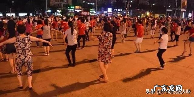 年轻情侣如何在同居时保持自律和积极