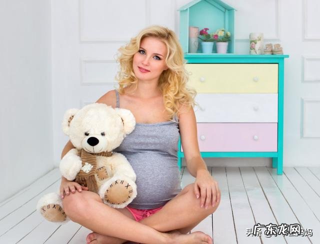 怀孕六个月,肚子上长了好多妊娠纹,感觉很痒,是怎么回事?