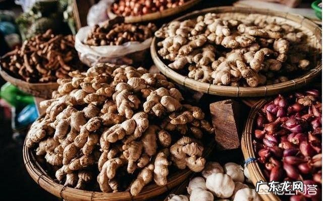 三伏天，用姜盐水泡脚，坚持一周后，身体会出现哪些奇妙变化