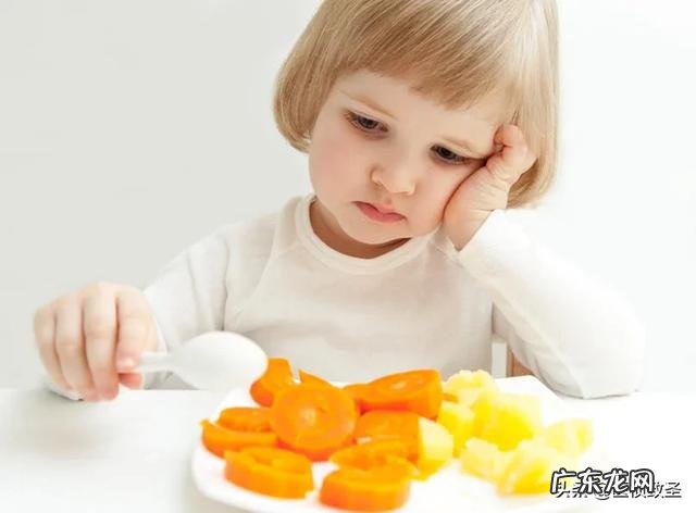 儿子15个月才10公斤,爱发脾气,睡觉趴着睡是脾胃虚弱吗?