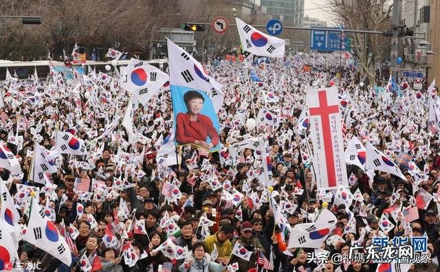 韩国群众游行支持朴槿惠,画风为啥会突变