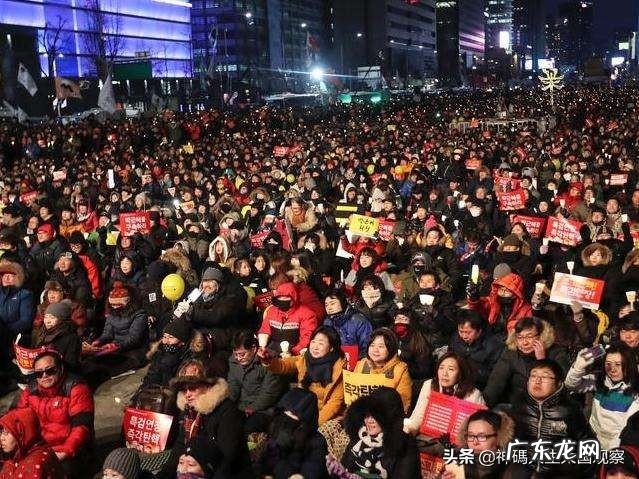 韩国群众游行支持朴槿惠,画风为啥会突变