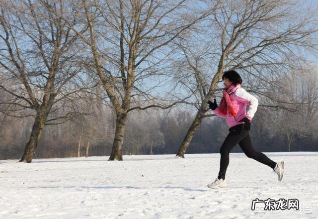 在寒冷的早晨晨练,是跑步好还是快走好?