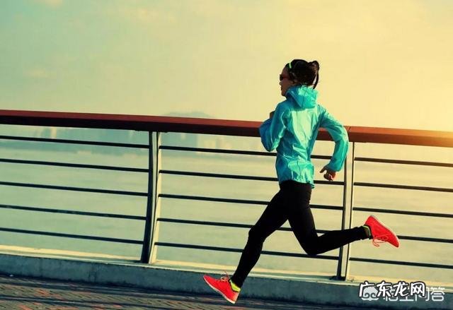 在寒冷的早晨晨练,是跑步好还是快走好?