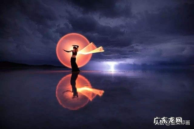 人像摄影作品中那些背景拉丝的照片是怎么拍摄出来的,有什么技巧