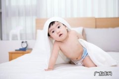 刚满月新生儿肝火过旺特别怕热怎么办？