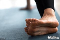 脚后跟干裂脱皮，白醋加食盐泡脚，真的有用吗