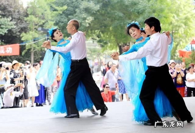 跳交谊舞有瘾，还是跳鬼步舞有瘾