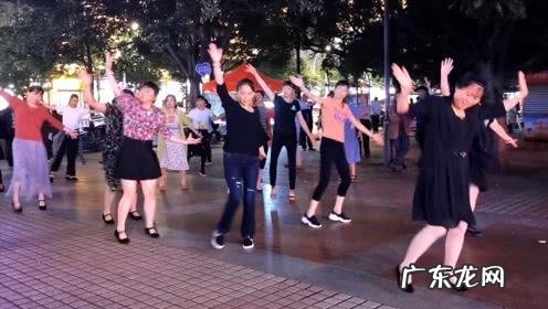 跳交谊舞有瘾，还是跳鬼步舞有瘾