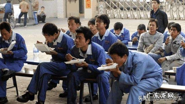 一个男人40岁了5万块钱都拿不出来是不是废物