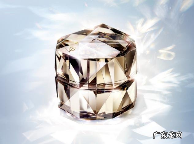 皮肤出油怎么选洁面产品,本人35岁,性别女