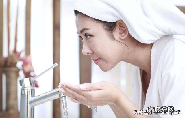 皮肤出油怎么选洁面产品,本人35岁,性别女