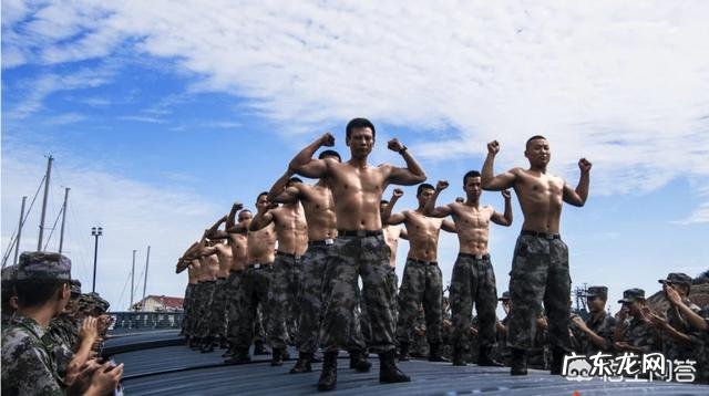 相同体重的士兵和健身爱好者比，两者肌肉与身体差别大吗？