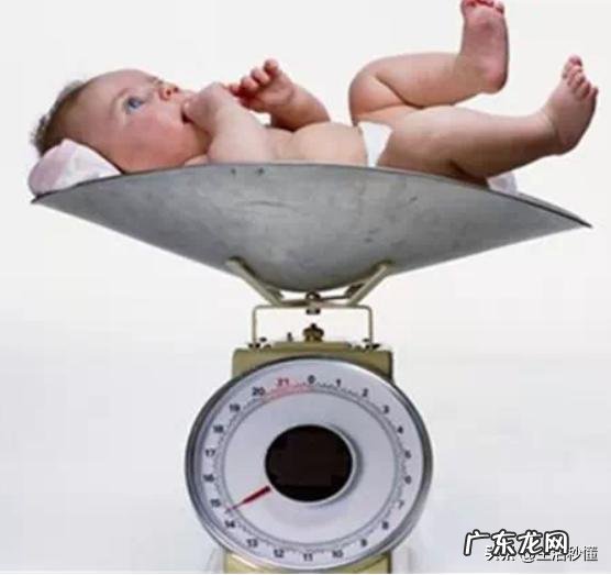 宝宝出生6斤4两,第三天体重降到多少正常?