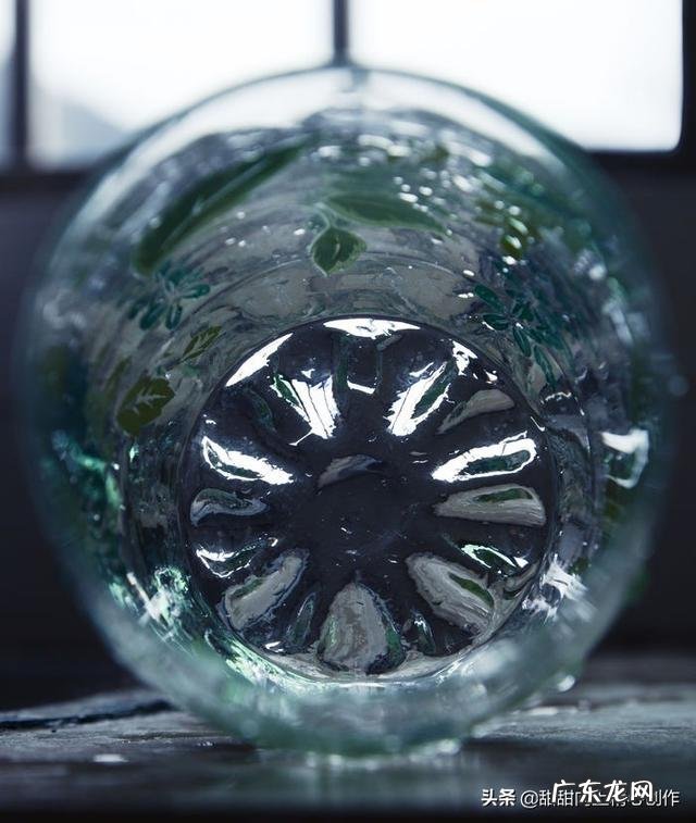 为什么饮料瓶子底部有一个凹槽