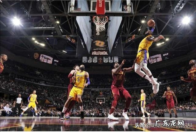 NBA74年历史里,有哪些球员配得上“超巨”的称号?