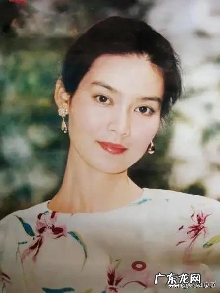 为什么王菲都五十岁了,看起来还跟二三十的年龄差不多