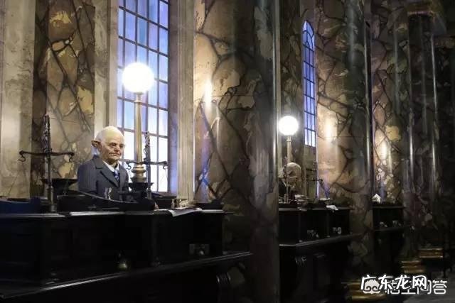 赫敏的父母是“麻瓜”,她哪来的钱上学买课本和物品?