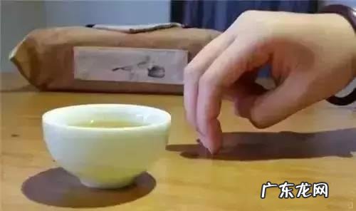 在广东,别人给你倒茶,为什么要敲三下桌面,有什么讲究吗?