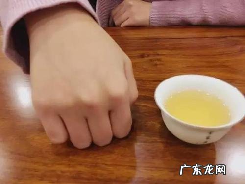 在广东,别人给你倒茶,为什么要敲三下桌面,有什么讲究吗?