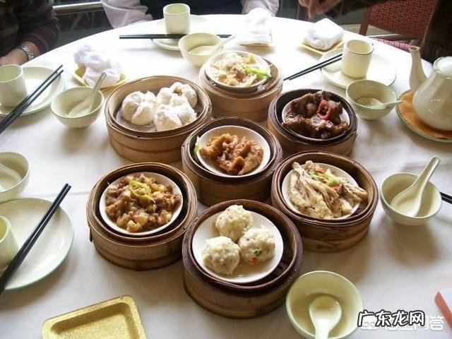 在广东,别人给你倒茶,为什么要敲三下桌面,有什么讲究吗?