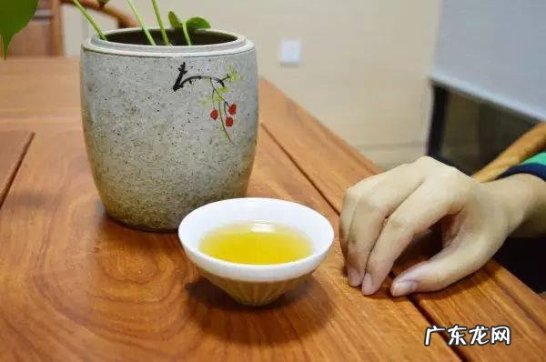 在广东,别人给你倒茶,为什么要敲三下桌面,有什么讲究吗?