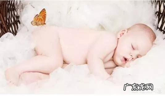 婴幼儿睡觉穿多少衣服合适?